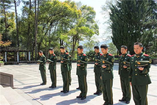 宁波武警支队烈士陵园缅怀革命先辈 传承革命基因