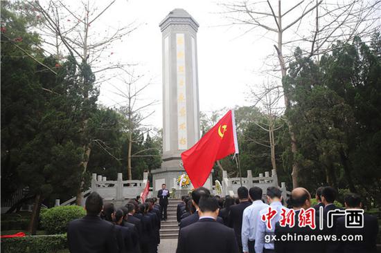 邮储银行梧州市分行开展清明祭扫活动。 邮储银行梧州市分行开展清明祭扫活动。