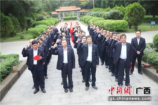 邮储银行梧州市分行党员重温入党誓词。 邮储银行梧州市分行党员重温入党誓词。