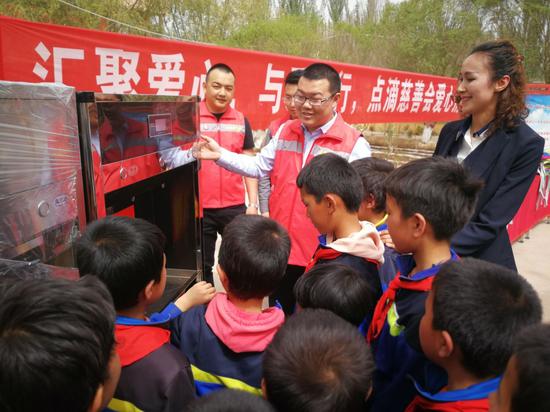 点滴慈善会关注新疆伽师县孩子饮水安全入村献爱心