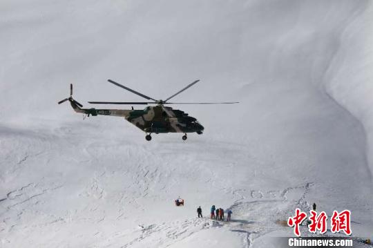 新疆军区某陆航旅高海拔紧急救援10名因雪崩被困人员