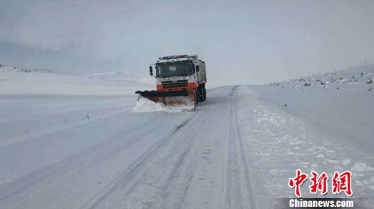 新疆巴仑台“公路人”抗击大雾风交雪 全力保障道路通行