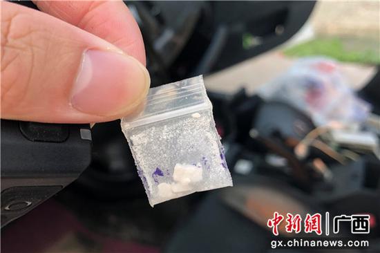 民警在车上搜查出疑似海洛因约1克。 民警在车上搜查出疑似海洛因约1克。