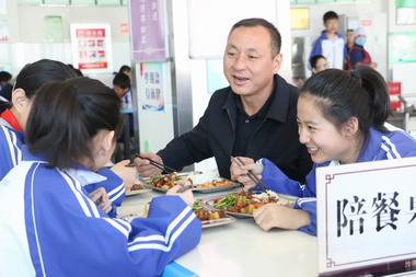 沙湾县推行教师陪餐制 温情中有态度