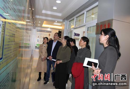 图为调研组一行参观钟山法院文化室。法院供图 图为调研组一行参观钟山法院文化室。法院供图