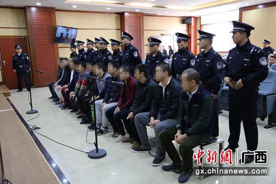 港北法院司法警察在庭审中看管被告人。 港北法院司法警察在庭审中看管被告人。