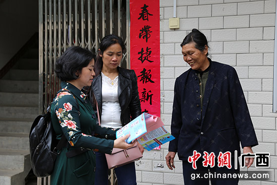 图为走村入户宣传。