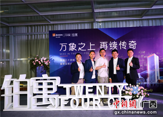 南宁市台协会长周代祥(左三)与南宁台商青年合照。