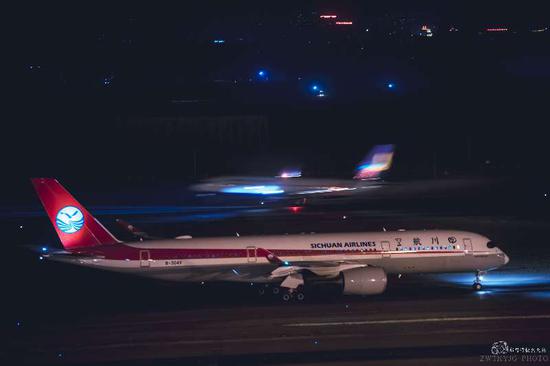 四川航空空客A350“墨镜侠”完成新疆首秀