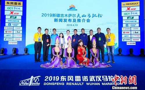 图为发布会合影。中新社记者 杜洋 摄