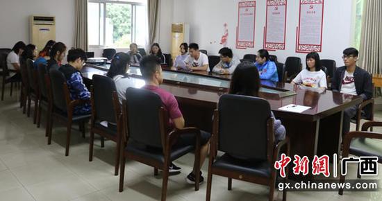 团干针对新华社评论员文章进行集体学习并充分讨论。 团干针对新华社评论员文章进行集体学习并充分讨论。