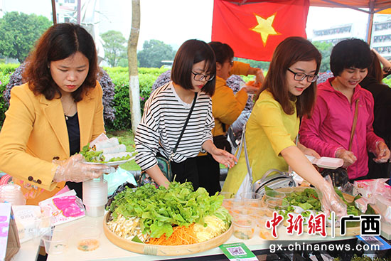 图为越南学生精心准备美食。 图为越南学生精心准备美食。