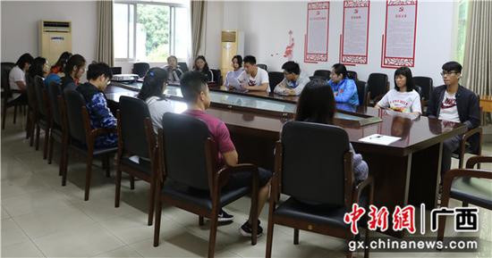 团干进行集体学习并充分讨论 团干进行集体学习并充分讨论