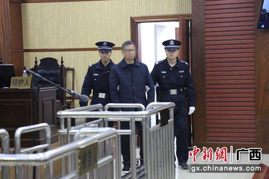 港北法院司法警察将被告人提押至法庭受审。 港北法院司法警察将被告人提押至法庭受审。