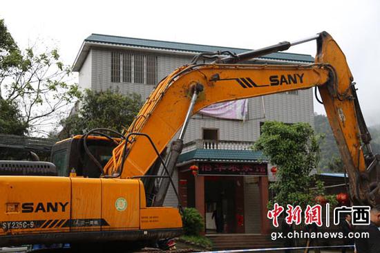 强制拆除违建建筑。 强制拆除违建建筑。