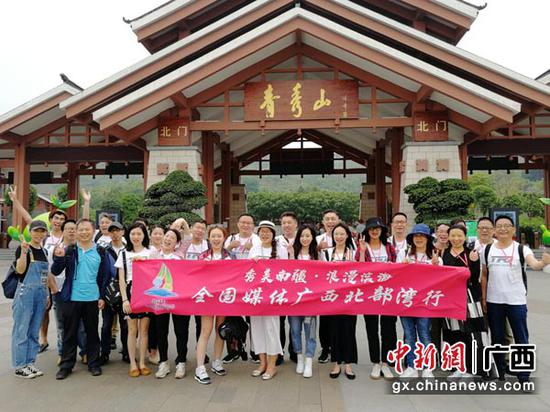 图为媒体采风团在南宁市青秀山景区合影留念。主办方供图 图为媒体采风团在南宁市青秀山景区合影留念。主办方供图