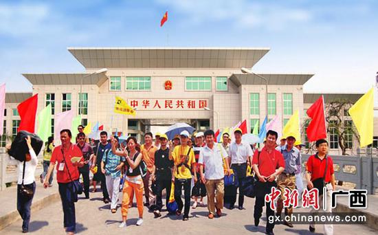 图为游客从东兴口岸出境。主办方供图 图为游客从东兴口岸出境。主办方供图