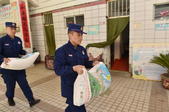新疆昌吉消防指战员收到的爱心礼物都转赠给了他们