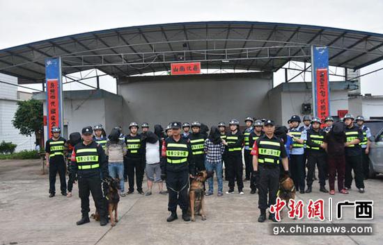 南宁市青秀警方出动大批警力抓捕黑恶势力团伙。警方供图 南宁市青秀警方出动大批警力抓捕黑恶势力团伙。警方供图