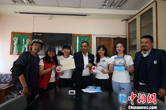 中國民間女子珠峰登山隊從尼泊爾側南向珠峰進發