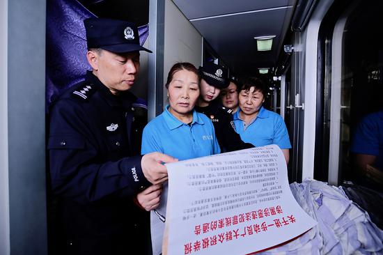 烏魯木齊鐵警走進一線宣傳掃黑除惡專項斗爭