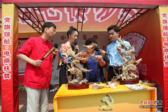 圖為電商大集展出的合浦特色角雕工藝品。楊志雄 攝