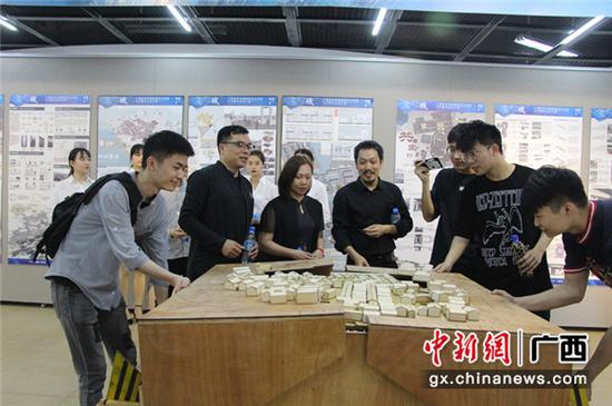 图为与会嘉宾参观学生作品。陶云 摄 图为与会嘉宾参观学生作品。陶云 摄