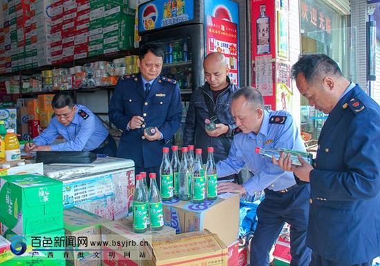 图为执法人员正清点查扣一批涉嫌不合格瓶装酒。 图为执法人员正清点查扣一批涉嫌不合格瓶装酒。