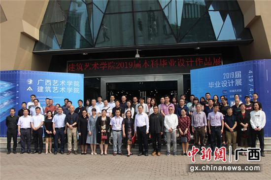 图为参展嘉宾合影留念。陶云 摄 图为参展嘉宾合影留念。陶云 摄
