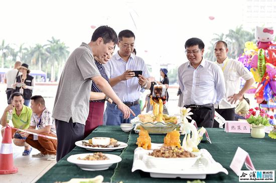 合浦縣委書記楊斌到活動現場指導。 合浦縣委書記楊斌到活動現場指導。