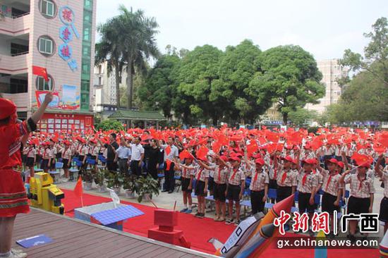 图为师生们共同歌唱《我和我的祖国》。易虎先 摄 图为师生们共同歌唱《我和我的祖国》。易虎先 摄