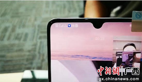 广西移动打通全区第一个跨省5G电话,图为工作人员正在进行视频通话。 广西移动打通全区第一个跨省5G电话,图为工作人员正在进行视频通话。