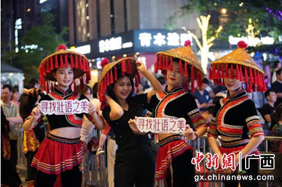 图为晚会现场。张鸿飞 摄 图为晚会现场。张鸿飞 摄