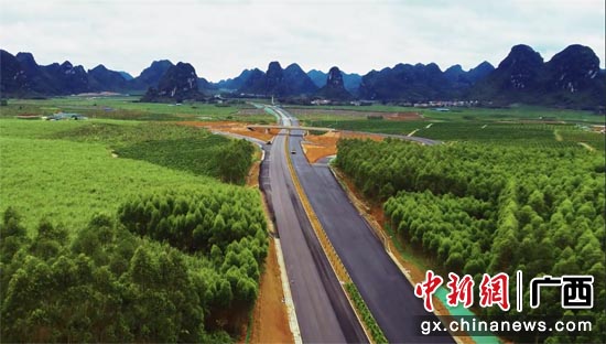 贵隆高速公路全面进入沥青面层施工阶段。