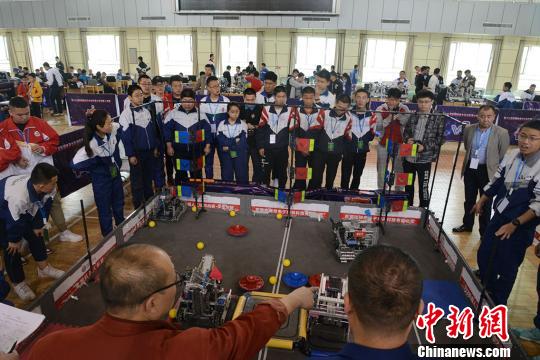 玩轉機器人!新疆青少年機器人競賽開賽