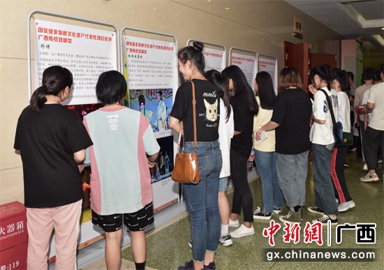 图为观众参观戏曲摄影展览。 图为观众参观戏曲摄影展览。