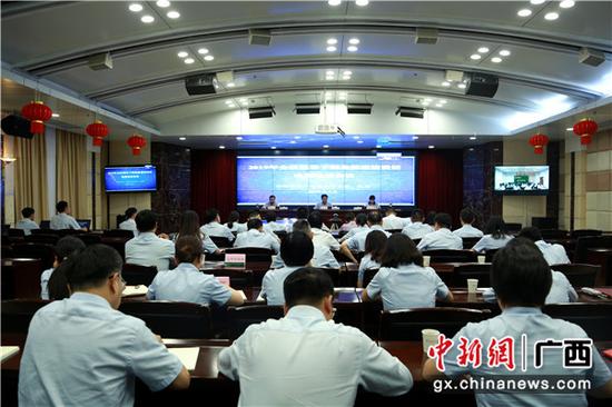 图为会议现场。 图为会议现场。