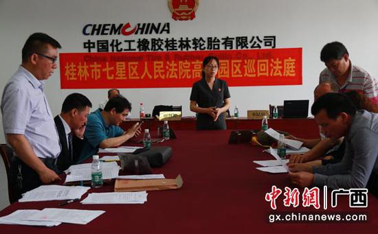 圖為法官在開庭前指導雙方質證。 圖為法官在開庭前指導雙方質證。