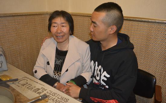 新疆森林消防总队在五一期间安排新消防员组织外出,新消防员刘从迁与母亲促膝长谈。 新疆森林消防总队在五一期间安排新消防员组织外出,新消防员刘从迁与母亲促膝长谈。
