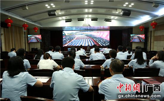 邮储银行广西区分行全辖团员青年收听收看纪念五四运动100周年大会,图为区分行会场。 邮储银行广西区分行全辖团员青年收听收看纪念五四运动100周年大会,图为区分行会场。