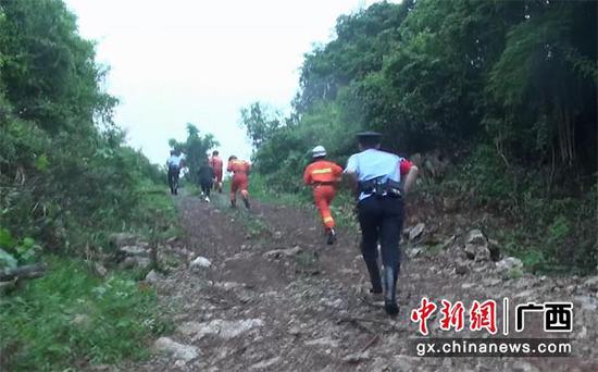 图为救援人员进山搜救。消防供图