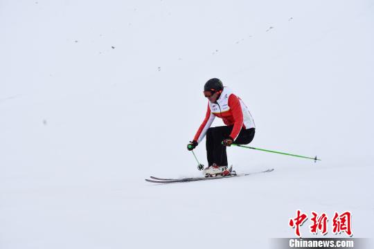 新疆富蕴县可可托海冰雪“超长待机”迎滑雪爱好者