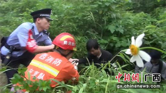 图为找到被困人员。消防供图