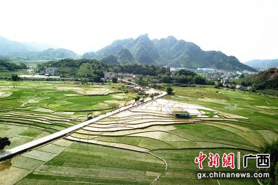 图为盘阳村田园风光。杨念松 摄 图为盘阳村田园风光。杨念松 摄