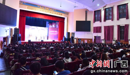 近千名师生观看演出。张鸿飞 摄 近千名师生观看演出。张鸿飞 摄