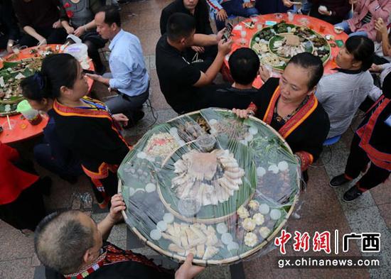 图为瑶家特色“簸箕肉”宴。冯革里 摄 图为瑶家特色“簸箕肉”宴。冯革里 摄