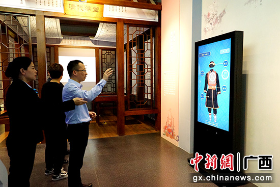图为与会嘉宾参观桂林博物馆的数字体验厅。唐梦宪 摄