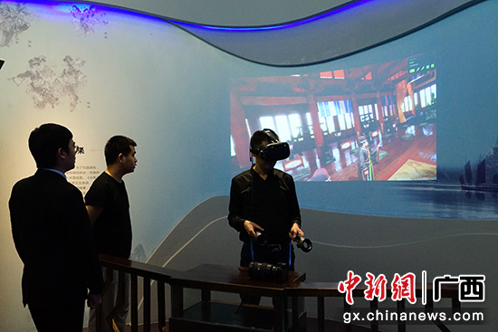 图为与会嘉宾参观桂林博物馆的数字体验厅。唐梦宪 摄