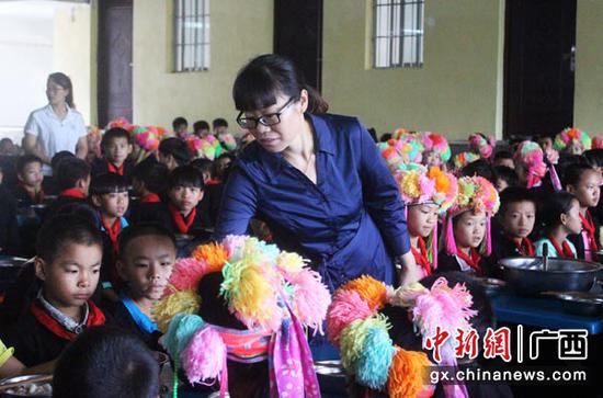 图为校长在餐厅指导学生就餐。 图为校长在餐厅指导学生就餐。