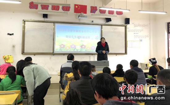 图为家长会上,校长给家长宣传惠民政策。 图为家长会上,校长给家长宣传惠民政策。